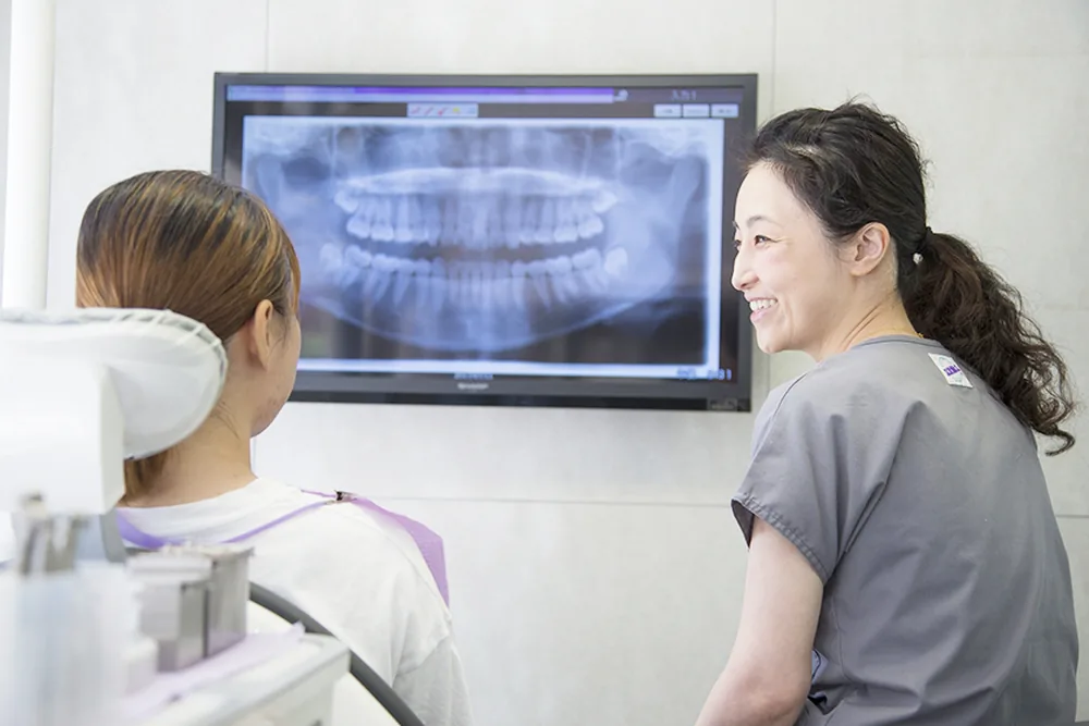 矯正治療の検査結果を説明する様子